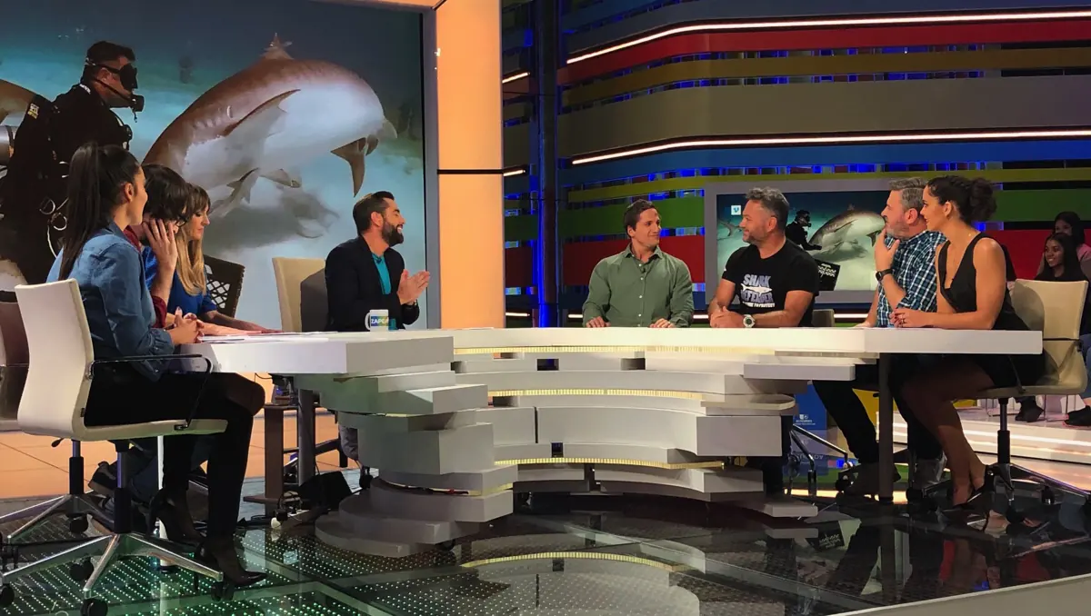 Karlos Simón como invitado en un plató de televisión