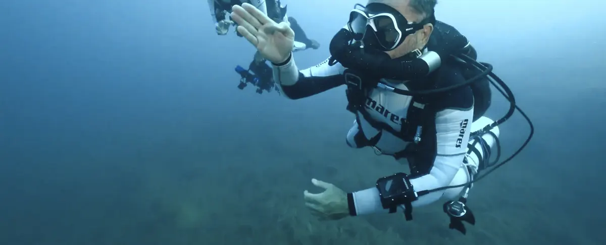 Karlos Simón saluda bajo el agua durante el rodaje de Scuba Monsters